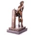 Nő kútnál - erotikus bronz szobor márványtalpon képe